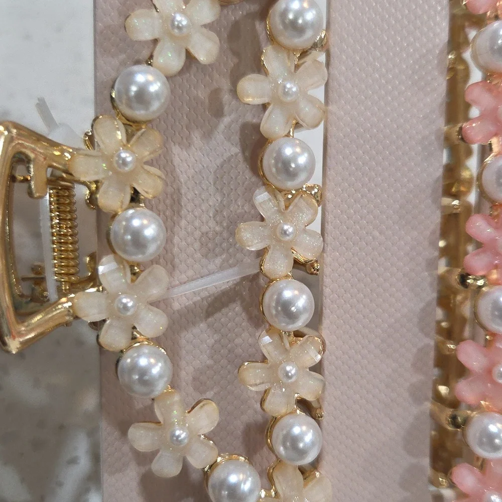 💕▪️Piper K ▪️Pink and Pearl Set Of 2 Metal  Hair  Claw Floral Clips